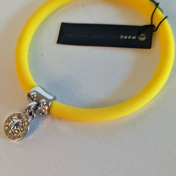 NWT Marc by Marc Jacobs Silver Charm Yellow Silicone Rubber Bracelet Designer - Picture 1 of 6
